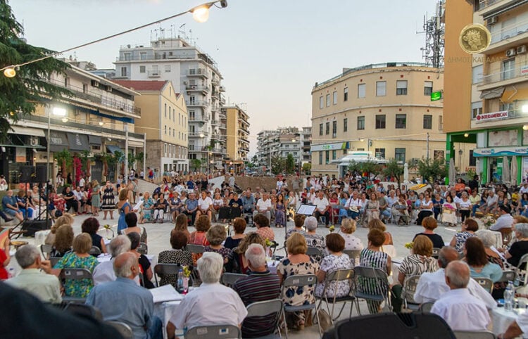 Στιγμιότυπο από την εκδήλωση «Μια αγκαλιά τραγούδια, από τις πατρίδες της Ανατολής» (φωτ.: Δήμος Καβάλας / Κώστας Σαραϊδάρης)