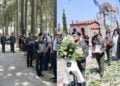 Αριστερά, η πομπή με τα οστά του Θεόδωρου Χαραλαμπίδη και δεξιά με τα οστά του Στέφανου Κουτρούλη (φωτ.: facebook/Θεοδώρα Τζάκρη-EUROKINISSI/Ραφαήλ Γεωργιάδης)