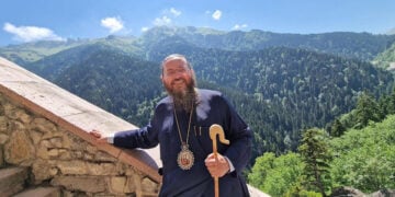 Στο πρόσωπο του μητροπολίτη Πολυανής και Κιλκισίου Βαρθολομαίου είναι ζωγραφισμένη η αγαλλίαση του ανθρώπου που συναντά την πατρίδα του (φωτ.: facebook)
