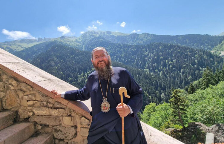 Στο πρόσωπο του μητροπολίτη Πολυανής και Κιλκισίου Βαρθολομαίου είναι ζωγραφισμένη η αγαλλίαση του ανθρώπου που συναντά την πατρίδα του (φωτ.: facebook)
