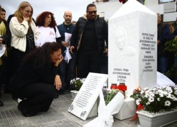 Η μητέρα της Κυριακής Γρίβα ξεσπά σε κλάματα μπροστά από το μνημείο που δημιουργήθηκε για την κόρη της έξω από το αστυνομικό τμήμα των Αγίων Αναργύρων, όπου έπεσε νεκρή (φωτ.: EUROKINISSI/Μάρκος Χουζούρης)