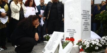 Η μητέρα της Κυριακής Γρίβα ξεσπά σε κλάματα μπροστά από το μνημείο που δημιουργήθηκε για την κόρη της έξω από το αστυνομικό τμήμα των Αγίων Αναργύρων, όπου έπεσε νεκρή (φωτ.: EUROKINISSI/Μάρκος Χουζούρης)