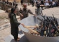Όπλα του PKK για την πυρά, στη συμβολική εκδήλωση που έγινε στο Βόρειο Ιράκ (φωτ.: Χ / Heme Sûr - KANAL8)