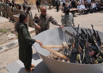 Όπλα του PKK για την πυρά, στη συμβολική εκδήλωση που έγινε στο Βόρειο Ιράκ (φωτ.: Χ / Heme Sûr - KANAL8)