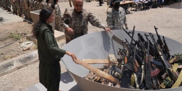 Όπλα του PKK για την πυρά, στη συμβολική εκδήλωση που έγινε στο Βόρειο Ιράκ (φωτ.: Χ / Heme Sûr - KANAL8)