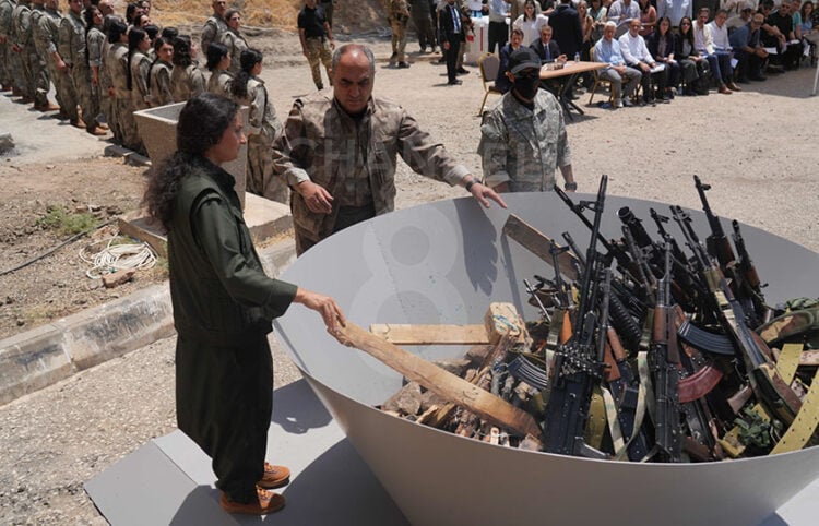 Όπλα του PKK για την πυρά, στη συμβολική εκδήλωση που έγινε στο Βόρειο Ιράκ (φωτ.: Χ / Heme Sûr - KANAL8)