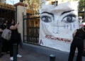 Pανό διαμαρτυρίας κατά των γυναικοκτονιών έξω από το ΜΟΔ (φωτ.: ΑΠΕ-ΜΠΕ / Γιώργος Βιτσάρας)