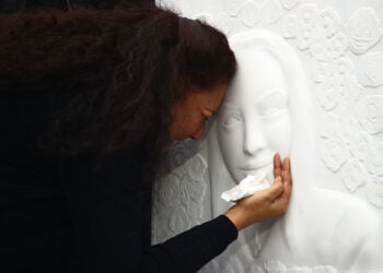 Η μητέρα της Κυριακής Γρίβα στο μνημείο που στήθηκε μπροστά από το Αστυνομικό Τμήμα Αγίων Αναργύρων (φωτ.: EUROKINISSI / Μάρκος Χουζούρης)