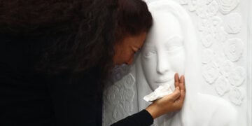 Η μητέρα της Κυριακής Γρίβα στο μνημείο που στήθηκε μπροστά από το Αστυνομικό Τμήμα Αγίων Αναργύρων (φωτ.: EUROKINISSI / Μάρκος Χουζούρης)
