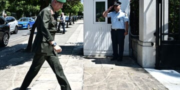 Ο Αρχηγός ΓΕΕΘΑ Δημήτρης Χούπης στο Μαξίμου για το ΚΥΣΕΑ (φωτ.: EUROKINISSI / Κώστας Τζούμας)