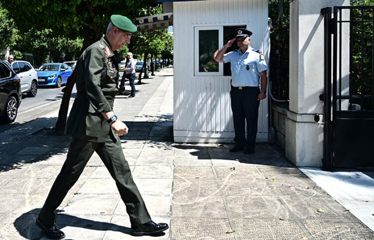 Ο Αρχηγός ΓΕΕΘΑ Δημήτρης Χούπης στο Μαξίμου για το ΚΥΣΕΑ (φωτ.: EUROKINISSI / Κώστας Τζούμας)