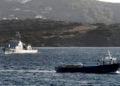 Mετανάστες μεταφέρονται με λάντζα στο λιμάνι του Λαυρίου (φωτ.: ΑΠΕ-ΜΠΕ / Γιάννης Κολεσίδης)