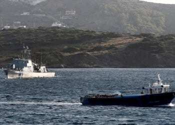 Mετανάστες μεταφέρονται με λάντζα στο λιμάνι του Λαυρίου (φωτ.: ΑΠΕ-ΜΠΕ / Γιάννης Κολεσίδης)