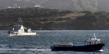 Mετανάστες μεταφέρονται με λάντζα στο λιμάνι του Λαυρίου (φωτ.: ΑΠΕ-ΜΠΕ / Γιάννης Κολεσίδης)