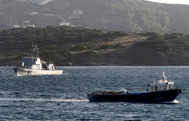 Mετανάστες μεταφέρονται με λάντζα στο λιμάνι του Λαυρίου (φωτ.: ΑΠΕ-ΜΠΕ / Γιάννης Κολεσίδης)