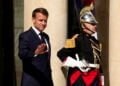 O Εμανουέλ Μακρόν στην είσοδο του Ελιζέ (φωτ.: EPA / Teresa Suarez)