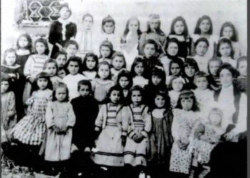 Μαθήτριες σε ελληνικό σχολείο της Φάτσας (φωτ.: «Η Έξοδος», τόμ. ΙΑ')