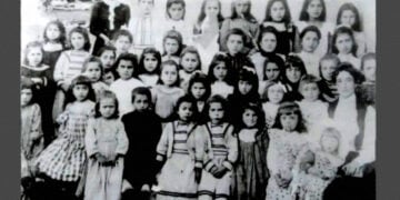 Μαθήτριες σε ελληνικό σχολείο της Φάτσας (φωτ.: «Η Έξοδος», τόμ. ΙΑ')