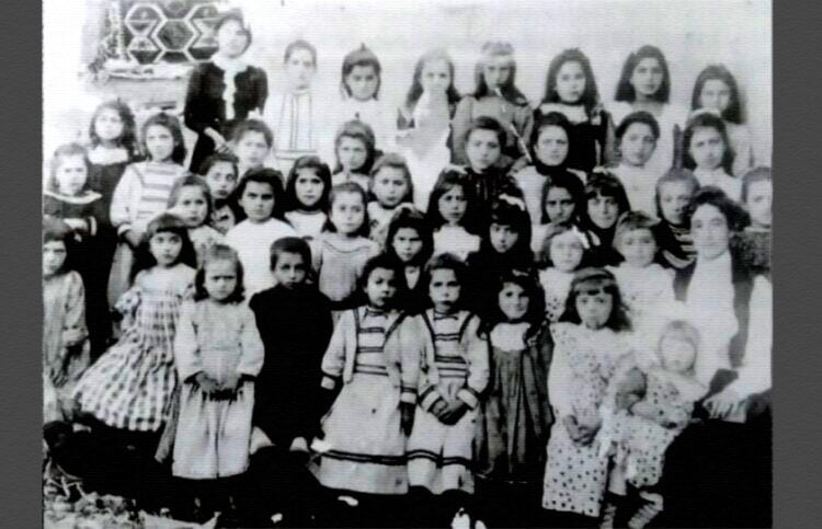 Μαθήτριες σε ελληνικό σχολείο της Φάτσας (φωτ.: «Η Έξοδος», τόμ. ΙΑ')
