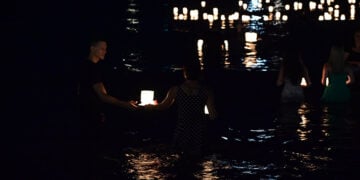 Φαναράκια στη θάλασσα για τα 104 θύματα της φωτιάς στο Μάτι, το καλοκαίρι του 2018 (φωτ.: EUROKINISSI / Μιχάλης Καραγιάννης)