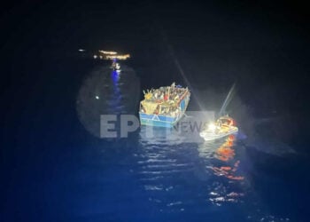 Το αλιευτικό με τους μετανάστες εντοπίστηκε 17 ναυτικά μίλια νοτίως της Γαύδου (φωτ.: ΕΡΤ)