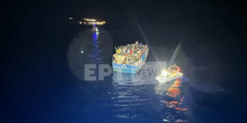 Το αλιευτικό με τους μετανάστες εντοπίστηκε 17 ναυτικά μίλια νοτίως της Γαύδου (φωτ.: ΕΡΤ)