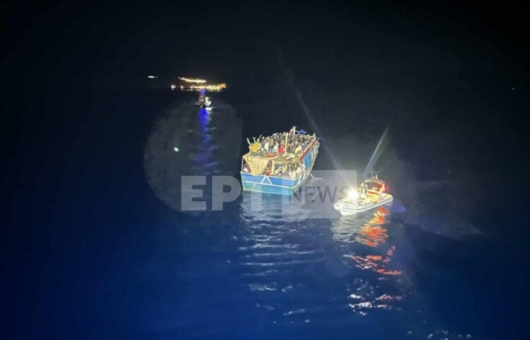 Το αλιευτικό με τους μετανάστες εντοπίστηκε 17 ναυτικά μίλια νοτίως της Γαύδου (φωτ.: ΕΡΤ)
