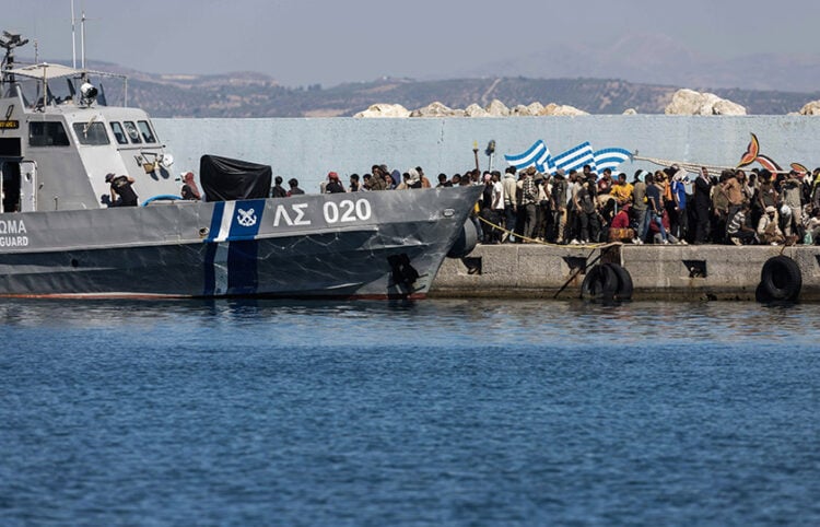 Στιγμιότυπο από το λιμάνι της Αγίας Γαλήνης Ρεθύμνου μετά την ολοκλήρωση  της συντονισμένης επιχείρησης του Λιμενικού Σώματος για τη διάσωση των 430 μεταναστών που εντοπίστηκαν 25 ναυτικά μίλια νοτίως της Γαύδου, Κυριακή 6 Ιουλίου 2025 (φωτ.: EUROKINISSI / Στέφανος Ραπάνης)