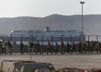 Πρόσφυγες και μετανάστες στο λιμάνι του Λαυρίου όπου μεταφέρθηκαν μετά τη διάσωσή τους ανοιχτά της Γαύδου (φωτ.: ΑΠΕ-ΜΠΕ / Γιάννης Κολεσίδης)