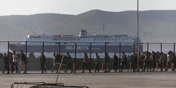Πρόσφυγες και μετανάστες στο λιμάνι του Λαυρίου όπου μεταφέρθηκαν μετά τη διάσωσή τους ανοιχτά της Γαύδου (φωτ.: ΑΠΕ-ΜΠΕ / Γιάννης Κολεσίδης)