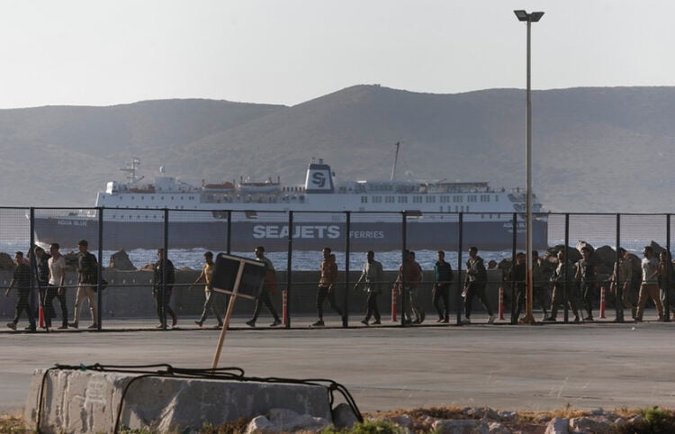 Πρόσφυγες και μετανάστες στο λιμάνι του Λαυρίου όπου μεταφέρθηκαν μετά τη διάσωσή τους ανοιχτά της Γαύδου (φωτ.: ΑΠΕ-ΜΠΕ / Γιάννης Κολεσίδης)
