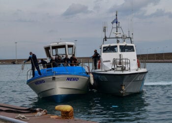 Σκάφος του Λιμενικού συνοδεύει σκάφος με μετανάστες, το οποίο εντοπίστηκε ανοιχτά της Ζακύνθου (φωτ.: EUROKINISSI / Γιάννης Σπυρούνης)