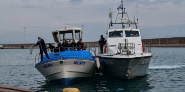 Σκάφος του Λιμενικού συνοδεύει σκάφος με μετανάστες, το οποίο εντοπίστηκε ανοιχτά της Ζακύνθου (φωτ.: EUROKINISSI / Γιάννης Σπυρούνης)
