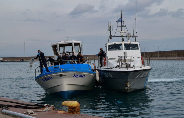 Σκάφος του Λιμενικού συνοδεύει σκάφος με μετανάστες, το οποίο εντοπίστηκε ανοιχτά της Ζακύνθου (φωτ.: EUROKINISSI / Γιάννης Σπυρούνης)