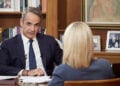 Ο Κυριάκος Μητσοτάκης δίνει συνέντευξη στη Σία Κοσιώνη για το κεντρικό δελτίο ειδήσεων του ΣΚΑΪ (φωτ.: Γραφείο Τύπου Πρωθυπουργού / Δημήτρης Παπαμήτσος)
