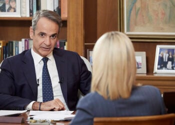 Ο Κυριάκος Μητσοτάκης δίνει συνέντευξη στη Σία Κοσιώνη για το κεντρικό δελτίο ειδήσεων του ΣΚΑΪ (φωτ.: Γραφείο Τύπου Πρωθυπουργού / Δημήτρης Παπαμήτσος)