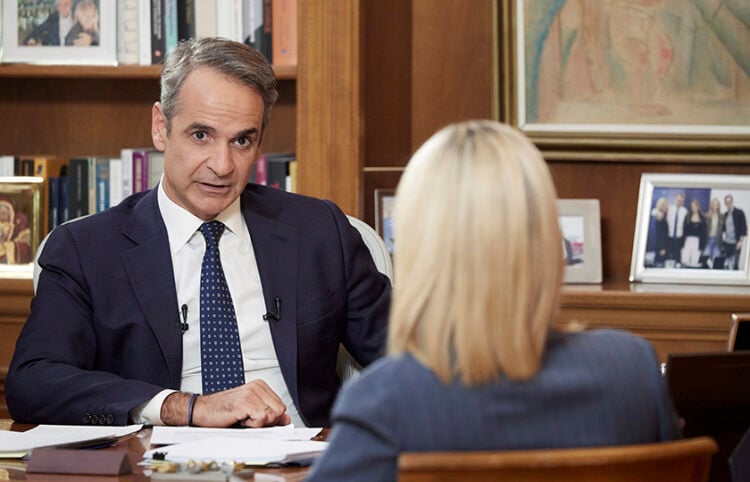 Ο Κυριάκος Μητσοτάκης δίνει συνέντευξη στη Σία Κοσιώνη για το κεντρικό δελτίο ειδήσεων του ΣΚΑΪ (φωτ.: Γραφείο Τύπου Πρωθυπουργού / Δημήτρης Παπαμήτσος)