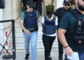 Η Ειρήνη Μουρτζούκου έξω από τη ΓΑΔΑ, μετά τη σύλληψή της (φωτ.: ΑΠΕ-ΜΠΕ / Ορέστης Παναγιώτου)