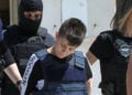 Η Ειρήνη Μουρτζούκου συνοδεία ισχυρής αστυνομικής δύναμης αποχωρεί από τη ΓΑΔΑ για να μεταφερθεί στις φυλακές Κορυδαλλού (φωτ.: ΑΠΕ-ΜΠΕ / Αλέξανδρος Βλάχος)