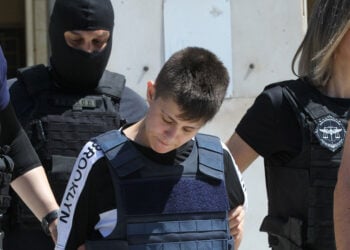 Η Ειρήνη Μουρτζούκου συνοδεία ισχυρής αστυνομικής δύναμης αποχωρεί από τη ΓΑΔΑ για να μεταφερθεί στις φυλακές Κορυδαλλού (φωτ.: ΑΠΕ-ΜΠΕ / Αλέξανδρος Βλάχος)