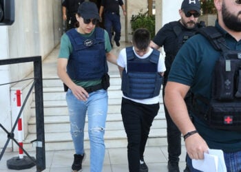 Η Ειρήνη Μουρτζούκου έξω από τη ΓΑΔΑ, μετά τη σύλληψή της (φωτ.: ΑΠΕ-ΜΠΕ / Ορέστης Παναγιώτου)