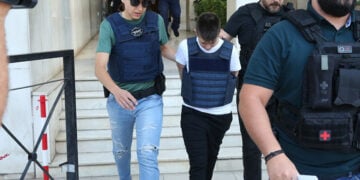 Η Ειρήνη Μουρτζούκου έξω από τη ΓΑΔΑ, μετά τη σύλληψή της (φωτ.: ΑΠΕ-ΜΠΕ / Ορέστης Παναγιώτου)