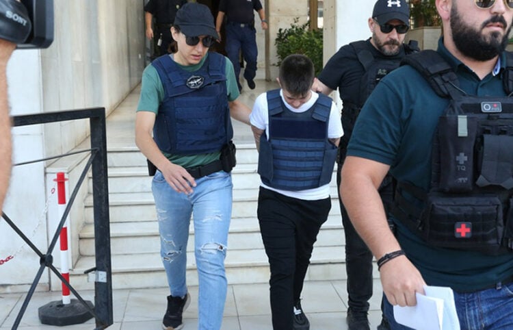 Η Ειρήνη Μουρτζούκου έξω από τη ΓΑΔΑ, μετά τη σύλληψή της (φωτ.: ΑΠΕ-ΜΠΕ / Ορέστης Παναγιώτου)