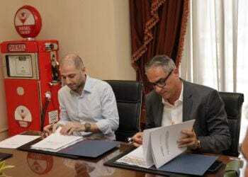 Ο Γιώργος Μελισσανίδης, εκδότης της «Ναυτεμπορικής» και ο Ανδρέας Γεωργίου, πρόεδρος και Διευθύνων Σύμβουλος της AAnG υπογράφουν τη συμφωνία για την ψηφιοποίηση του αρχείου της εφημερίδας (φωτ.: naftemporiki.gr)