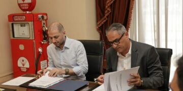 Ο Γιώργος Μελισσανίδης, εκδότης της «Ναυτεμπορικής» και ο Ανδρέας Γεωργίου, πρόεδρος και Διευθύνων Σύμβουλος της AAnG υπογράφουν τη συμφωνία για την ψηφιοποίηση του αρχείου της εφημερίδας (φωτ.: naftemporiki.gr)