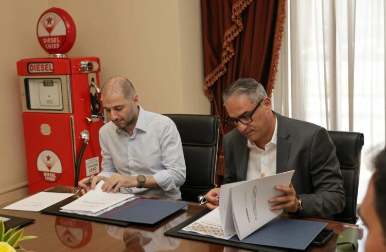 Ο Γιώργος Μελισσανίδης, εκδότης της «Ναυτεμπορικής» και ο Ανδρέας Γεωργίου, πρόεδρος και Διευθύνων Σύμβουλος της AAnG υπογράφουν τη συμφωνία για την ψηφιοποίηση του αρχείου της εφημερίδας (φωτ.: naftemporiki.gr)