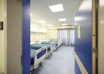 Ανακαινισμένο δωμάτιο στο Τζάνειο Γενικό Νοσοκομείο Πειραιά (φωτ.: Γραφείο Τύπου Πρωθυπουργού / Δημήτρης Παπαμήτσος)