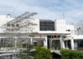 Οι «Ομπρέλες» που βρίσκονται έξω από το  MOMus Μουσείο Σύγχρονης Τέχνης (φωτ.: ΑΠΕ-ΜΠΕ)