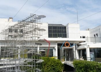 Οι «Ομπρέλες» που βρίσκονται έξω από το  MOMus Μουσείο Σύγχρονης Τέχνης (φωτ.: ΑΠΕ-ΜΠΕ)