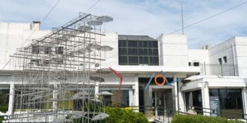 Οι «Ομπρέλες» που βρίσκονται έξω από το  MOMus Μουσείο Σύγχρονης Τέχνης (φωτ.: ΑΠΕ-ΜΠΕ)